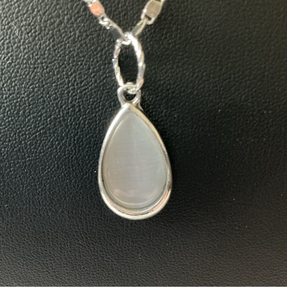 Silver Tone Cat’s Eye Necklace - Picture 2 of 3